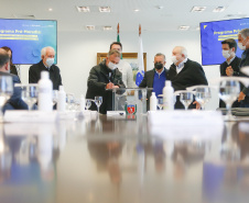 O governador Carlos Massa Ratinho Junior  recebe o  ministro do Desenvolvimento Regional, Rogério Marinho, no Palácio Iguaçu, as propostas selecionadas pelo Programa Pró-Moradia para revitalização de favelas nas cidades de Curitiba e São José dos Pinhais.  Foto: Jonathan Campos/AEN
