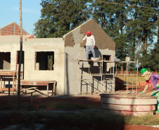Construtoras interessadas em firmar parcerias com o Governo do Estado para a construção de casas populares podem se habilitar, a partir desta sexta-feira (2), no novo Chamamento Público do programa Casa Fácil Paraná. O edital está disponível no site da Cohapar e prevê a concessão de subsídios de R$ 15 mil por família em imóveis financiados pelo Governo Federal. (Foto: Alessandro Vieira )