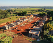 Construtoras interessadas em firmar parcerias com o Governo do Estado para a construção de casas populares podem se habilitar, a partir desta sexta-feira (2), no novo Chamamento Público do programa Casa Fácil Paraná. O edital está disponível no site da Cohapar e prevê a concessão de subsídios de R$ 15 mil por família em imóveis financiados pelo Governo Federal. (Foto: Alessandro Vieira )
