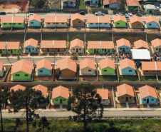 Construtoras interessadas em firmar parcerias com o Governo do Estado para a construção de casas populares podem se habilitar, a partir desta sexta-feira (2), no novo Chamamento Público do programa Casa Fácil Paraná. O edital está disponível no site da Cohapar e prevê a concessão de subsídios de R$ 15 mil por família em imóveis financiados pelo Governo Federal.  -  Foto: Rodrigo Félix Leal
