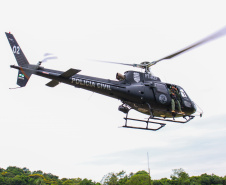 A Polícia Civil do Paraná (PCPR) comemora cinco anos de criação do seu Grupamento de Operações Aéreas no próximo domingo (4). Desde o início da pandemia do coronavírus, o grupamento aéreo também presta apoio à Casa Militar para realizar o transporte de material para os testes e agora também das vacinas de COVID-19.    Curitiba, 03/07/2021  -  Foto: Fábio Dias/PCPR