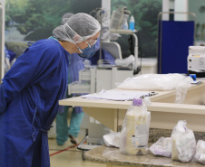 Pela primeira vez em mais de quatro meses, caiu para menos de 90% a taxa de ocupação de leitos de Unidade de Terapia Intensiva (UTI) exclusivos para tratamento de Covid-19 no Paraná. Nesta segunda-feira (5), o índice atingiu 89%: dos 2.007 leitos disponíveis na rede hospitalar do Estado, 1.783 estão ocupados. -  Curitiba, 05/07/2021   -  Foto: Geraldo Bubniak/Arquivo AEN