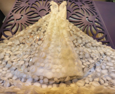 Uma das empresas de confecção que vem ganhando projeção nacional e internacional é a Artha. Com 13 anos de história, comandada pelo casal Christopher Nascimento e Mariana Bassetti, é especializada em vestidos de noiva. Foto: José Fernando Oura/AEN