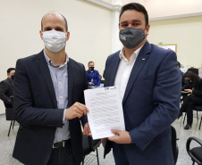 A área de auditoria do Poder Executivo ficou mais forte. A resolução 40, da Controladoria-Geral do Estado (CGE), aprova o Estatuto de Auditoria Interna do Estado do Paraná, com diretrizes e responsabilidades para a atividade. 

O documento foi assinado nesta quarta-feira (07) pelo controlador-geral do Estado, Raul Siqueira; e pelo coordenador-geral de Métodos, Capacitação e Qualidade, da Controladoria-Geral da União (CGU), Sérgio Filgueiras de Paula.  Foto:CGE