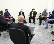 A área de auditoria do Poder Executivo ficou mais forte. A resolução 40, da Controladoria-Geral do Estado (CGE), aprova o Estatuto de Auditoria Interna do Estado do Paraná, com diretrizes e responsabilidades para a atividade. 

O documento foi assinado nesta quarta-feira (07) pelo controlador-geral do Estado, Raul Siqueira; e pelo coordenador-geral de Métodos, Capacitação e Qualidade, da Controladoria-Geral da União (CGU), Sérgio Filgueiras de Paula.  Foto:CGE