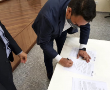 A área de auditoria do Poder Executivo ficou mais forte. A resolução 40, da Controladoria-Geral do Estado (CGE), aprova o Estatuto de Auditoria Interna do Estado do Paraná, com diretrizes e responsabilidades para a atividade. 

O documento foi assinado nesta quarta-feira (07) pelo controlador-geral do Estado, Raul Siqueira; e pelo coordenador-geral de Métodos, Capacitação e Qualidade, da Controladoria-Geral da União (CGU), Sérgio Filgueiras de Paula.  Foto:CGE