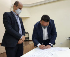 A área de auditoria do Poder Executivo ficou mais forte. A resolução 40, da Controladoria-Geral do Estado (CGE), aprova o Estatuto de Auditoria Interna do Estado do Paraná, com diretrizes e responsabilidades para a atividade. 

O documento foi assinado nesta quarta-feira (07) pelo controlador-geral do Estado, Raul Siqueira; e pelo coordenador-geral de Métodos, Capacitação e Qualidade, da Controladoria-Geral da União (CGU), Sérgio Filgueiras de Paula.  Foto:CGE
