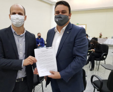 A área de auditoria do Poder Executivo ficou mais forte. A resolução 40, da Controladoria-Geral do Estado (CGE), aprova o Estatuto de Auditoria Interna do Estado do Paraná, com diretrizes e responsabilidades para a atividade. 

O documento foi assinado nesta quarta-feira (07) pelo controlador-geral do Estado, Raul Siqueira; e pelo coordenador-geral de Métodos, Capacitação e Qualidade, da Controladoria-Geral da União (CGU), Sérgio Filgueiras de Paula.  Foto:CGE