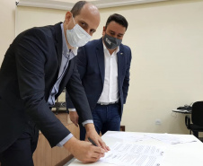 A área de auditoria do Poder Executivo ficou mais forte. A resolução 40, da Controladoria-Geral do Estado (CGE), aprova o Estatuto de Auditoria Interna do Estado do Paraná, com diretrizes e responsabilidades para a atividade. 

O documento foi assinado nesta quarta-feira (07) pelo controlador-geral do Estado, Raul Siqueira; e pelo coordenador-geral de Métodos, Capacitação e Qualidade, da Controladoria-Geral da União (CGU), Sérgio Filgueiras de Paula.  Foto:CGE