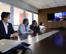 A Portos do Paraná recebeu nesta quarta-feira (7) uma comitiva de empresários asiáticos interessados em conhecer os diferenciais do Porto de Paranaguá, em relação a outros portos, no embarque de açúcar ensacado