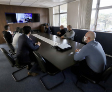 Eles foram recepcionados pelo diretor de Desenvolvimento Empresarial da empresa pública, André Pioli, apresentou os investimentos futuros e falou sobre os diferenciais de exportar através de Paranaguá, enfatizando a prioridade de embarque do granel e ensacado.Foto: Claudio Neves/Portos do Paraná