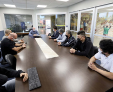 Eles foram recepcionados pelo diretor de Desenvolvimento Empresarial da empresa pública, André Pioli, apresentou os investimentos futuros e falou sobre os diferenciais de exportar através de Paranaguá, enfatizando a prioridade de embarque do granel e ensacado.Foto: Claudio Neves/Portos do Paraná