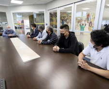 Eles foram recepcionados pelo diretor de Desenvolvimento Empresarial da empresa pública, André Pioli, apresentou os investimentos futuros e falou sobre os diferenciais de exportar através de Paranaguá, enfatizando a prioridade de embarque do granel e ensacado.Foto: Claudio Neves/Portos do Paraná