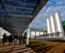 O governador Carlos Massa Ratinho Junior participou nesta quarta-feira (07) da inauguração oficial da primeira unidade industrial da Lacticínios Tirol no Paraná, em Ipiranga, nos Campos Gerais – os testes assépticos, que antecedem a produção comercial, foram iniciados em abril na nova planta. Foto: Jonathan Campos/AEN