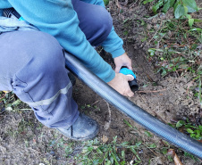 A empresa pública Portos do Paraná, através de seu programa de Educação Ambiental, em parceria com a Prefeitura de Paranaguá, começou a implantação da segunda fase do projeto de readequação dos microssistemas de abastecimento de água nas comunidades ilhadas da baía de Paranaguá, que estão na área de influência do porto.  -  Paranaguá, 08/07/2021  -  Foto: Pier Paolo/Portos do Paraná