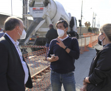 O secretário do Desenvolvimento Urbano e de Obras Públicas (SEDU), João Carlos Ortega, mais a diretora de Operações do Paranacidade, Camila Mileke Scucato, e o analista de desenvolvimento Municipal do Paranacidade, Luiz Antonio Xavier da Silveira, fizeram vistoria da obra de pavimentação com concreto, em execução no Município de Fazenda Rio Grande, na Região Metropolitana de Curitiba.  -  Curitiba,  - Fazenda Rio Grande, 08/07/2021  -  Foto: Gustavo Pontes