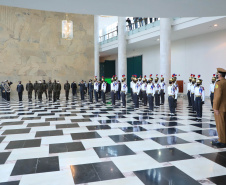 O governador Carlos Massa Ratinho Junior recebeu nesta sexta-feira (9), no Palácio Iguaçu, o comandante-geral do Exército Brasileiro, general Paulo Sérgio Nogueira de Oliveira, e uma comitiva com o alto comando da instituição militar. -  Curitiba, 09/07/2021  -  Foto: José Fernando Ogura/AEN