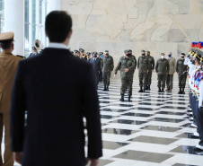 O governador Carlos Massa Ratinho Junior recebeu nesta sexta-feira (9), no Palácio Iguaçu, o comandante-geral do Exército Brasileiro, general Paulo Sérgio Nogueira de Oliveira, e uma comitiva com o alto comando da instituição militar. -  Curitiba, 09/07/2021  -  Foto: José Fernando Ogura/AEN