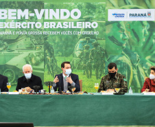 O governador Carlos Massa Ratinho Junior recebeu nesta sexta-feira (9), no Palácio Iguaçu, o comandante-geral do Exército Brasileiro, general Paulo Sérgio Nogueira de Oliveira, e uma comitiva com o alto comando da instituição militar. -  Curitiba, 09/07/2021  -  Foto: José Fernando Ogura/AEN