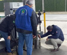 Uma força-tarefa envolvendo a Polícia Civil do Paraná (PCPR), a Agência Nacional do Petróleo, Gás Natural e Biocombustíveis (ANP), o Departamento Estadual de Proteção e Defesa do Consumidor (Procon), o Instituto de Pesos e Medidas (Ipem) e o Instituto de Criminalística da Polícia Científica, participou de uma ação nacional para fiscalizar 300 postos de combustíveis no Paraná.   -  Curitiba, 09/07/2021  -  Foto: Polícia Civil do Paraná