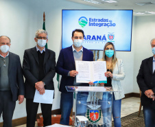 O Governo do Estado vai recuperar mais 55 quilômetros com nova pavimentação em estradas rurais de dez cidades do Paraná. Os convênios com as prefeituras foram assinados nesta segunda-feira (12), em cerimônia no Palácio Iguaçu, pelo governador Carlos Massa Ratinho Junior.   -  Curitiba, 12/07/2021  -  Foto: José Fernando Ogura/AEN 