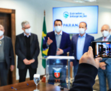 O Governo do Estado vai recuperar mais 55 quilômetros com nova pavimentação em estradas rurais de dez cidades do Paraná. Os convênios com as prefeituras foram assinados nesta segunda-feira (12), em cerimônia no Palácio Iguaçu, pelo governador Carlos Massa Ratinho Junior.   -  Curitiba, 12/07/2021  -  Foto: José Fernando Ogura/AEN 