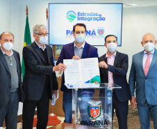 O Governo do Estado vai recuperar mais 55 quilômetros com nova pavimentação em estradas rurais de dez cidades do Paraná. Os convênios com as prefeituras foram assinados nesta segunda-feira (12), em cerimônia no Palácio Iguaçu, pelo governador Carlos Massa Ratinho Junior.   -  Curitiba, 12/07/2021  -  Foto: José Fernando Ogura/AEN 