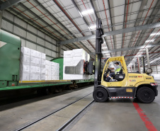 A quantidade de vagões e o volume de cargas movimentadas via ferrovia com origem ou destino ao Porto de Paranaguá aumentaram no primeiro semestre.
Foto: Claudio Neves/Portos do Paraná