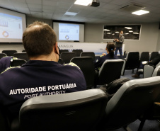 Os Portos do Paraná estão mais seguros. A constatação é da Gerência de Saúde e Segurança do Trabalho (GSST) da Diretoria de Meio Ambiente da empresa pública que se reuniu, nesta semana, para avaliar as metas e definir os próximos passos para expandir ainda mais os trabalhos de conscientização, educação e otimização das rotinas e protocolos de segurança. -  Paranaguá, 14/07/2021  -  Foto: Claudio Neves/Portos do Paraná