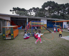 Banco da Mulher Paranaense beneficiou mais de 5 mil empreendedoras
A “Escola De Olho no Futuro” reabriu em outubro de 2020 somente com aulas extracurriculares. Neste ano, com todos os funcionários vacinados contra a Covid-19, retomou as aulas presenciais. 
Foto Gilson Abreu