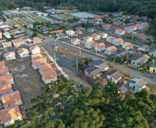 Trinta famílias de Sâo João do Triunfo participaram nesta quinta-feira (15), na Câmara Municipal, do sorteio que definiu as casas que serão ocupadas por cada uma delas no Residencial José Euclides dos Santos Neto. O empreendimento faz parte do programa Casa Fácil Paraná e será entregue aos beneficiários entre o fim de julho e o início de agosto. (Foto: Alessandro Vieira/AEN)