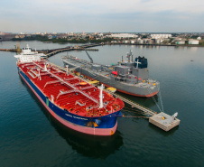 Mais um grande navio do segmento de granéis líquidos opera no Porto de Paranaguá. Atracado no píer privativo da Cattalini Terminais Marítimos, o Hafnia Guangzhou descarrega óleo Diesel, vindo dos Estados Unidos. A embarcação de bandeira maltesa tem 228,39 metros de comprimento (LOA) e 38,04 metros de largura (boca).  - Paranaguá, 16/07/2021  -  Foto: Rafael Nakamura/Portos do Paraná