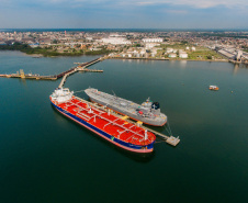 Mais um grande navio do segmento de granéis líquidos opera no Porto de Paranaguá. Atracado no píer privativo da Cattalini Terminais Marítimos, o Hafnia Guangzhou descarrega óleo Diesel, vindo dos Estados Unidos. A embarcação de bandeira maltesa tem 228,39 metros de comprimento (LOA) e 38,04 metros de largura (boca).  - Paranaguá, 16/07/2021  -  Foto: Rafael Nakamura/Portos do Paraná