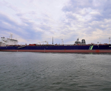 Mais um grande navio do segmento de granéis líquidos opera no Porto de Paranaguá. Atracado no píer privativo da Cattalini Terminais Marítimos, o Hafnia Guangzhou descarrega óleo Diesel, vindo dos Estados Unidos. A embarcação de bandeira maltesa tem 228,39 metros de comprimento (LOA) e 38,04 metros de largura (boca).  - Paranaguá, 16/07/2021  -  Foto: Claudio Neves/Portos do Paraná