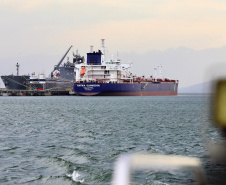 Mais um grande navio do segmento de granéis líquidos opera no Porto de Paranaguá. Atracado no píer privativo da Cattalini Terminais Marítimos, o Hafnia Guangzhou descarrega óleo Diesel, vindo dos Estados Unidos. A embarcação de bandeira maltesa tem 228,39 metros de comprimento (LOA) e 38,04 metros de largura (boca).  - Paranaguá, 16/07/2021  -  Foto: Claudio Neves/Portos do Paraná