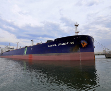 Mais um grande navio do segmento de granéis líquidos opera no Porto de Paranaguá. Atracado no píer privativo da Cattalini Terminais Marítimos, o Hafnia Guangzhou descarrega óleo Diesel, vindo dos Estados Unidos. A embarcação de bandeira maltesa tem 228,39 metros de comprimento (LOA) e 38,04 metros de largura (boca).  - Paranaguá, 16/07/2021  -  Foto: Claudio Neves/Portos do Paraná