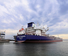 Mais um grande navio do segmento de granéis líquidos opera no Porto de Paranaguá. Atracado no píer privativo da Cattalini Terminais Marítimos, o Hafnia Guangzhou descarrega óleo Diesel, vindo dos Estados Unidos. A embarcação de bandeira maltesa tem 228,39 metros de comprimento (LOA) e 38,04 metros de largura (boca).  - Paranaguá, 16/07/2021  -  Foto: Claudio Neves/Portos do Paraná