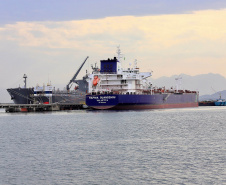 Mais um grande navio do segmento de granéis líquidos opera no Porto de Paranaguá. Atracado no píer privativo da Cattalini Terminais Marítimos, o Hafnia Guangzhou descarrega óleo Diesel, vindo dos Estados Unidos. A embarcação de bandeira maltesa tem 228,39 metros de comprimento (LOA) e 38,04 metros de largura (boca).  - Paranaguá, 16/07/2021  -  Foto: Claudio Neves/Portos do Paraná