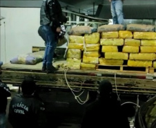 A Polícia Civil do Paraná (PCPR) apreendeu aproximadamente 4 toneladas de maconha, em Umuarama, no Noroeste do Estado. A apreensão ocorreu no domingo (18), na ocasião um homem que transportava a droga foi preso em flagrante por tráfico.  
Foto: PCPR