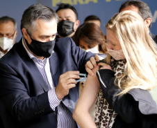 O secretário de Estado da Saúde, Beto Preto acompanha o  ministro da Saúde, Marcelo Queiroga, nesta terça-feira (20) na vacinação contra a Covid-19 dos paranaenses em Foz do Iguaçu, no Oeste. Foto: Gilson Abreu/AEN