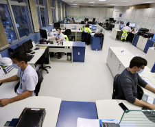 Dos 21 profissionais que atuam na equipe contratada para auxiliar na gestão ambiental da Portos do Paraná, quase todos são formados no Litoral do Estado. Cada vez mais, moradores dos municípios da região reforçam o time de cuidado permanente com o Meio Ambiente nos Portos de Paranaguá e Antonina.  -  Paranaguá, 20/07/2021  -  Foto: Claudio Neves/Portos do Paraná