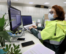 Dos 21 profissionais que atuam na equipe contratada para auxiliar na gestão ambiental da Portos do Paraná, quase todos são formados no Litoral do Estado. Cada vez mais, moradores dos municípios da região reforçam o time de cuidado permanente com o Meio Ambiente nos Portos de Paranaguá e Antonina.  -  Paranaguá, 20/07/2021  -  Foto: Claudio Neves/Portos do Paraná