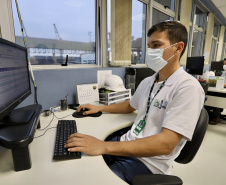 Dos 21 profissionais que atuam na equipe contratada para auxiliar na gestão ambiental da Portos do Paraná, quase todos são formados no Litoral do Estado. Cada vez mais, moradores dos municípios da região reforçam o time de cuidado permanente com o Meio Ambiente nos Portos de Paranaguá e Antonina.  -  Paranaguá, 20/07/2021  -  Foto: Claudio Neves/Portos do Paraná