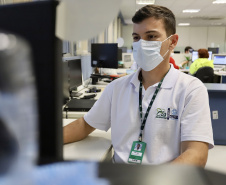 Dos 21 profissionais que atuam na equipe contratada para auxiliar na gestão ambiental da Portos do Paraná, quase todos são formados no Litoral do Estado. Cada vez mais, moradores dos municípios da região reforçam o time de cuidado permanente com o Meio Ambiente nos Portos de Paranaguá e Antonina.  -  Paranaguá, 20/07/2021  -  Foto: Claudio Neves/Portos do Paraná