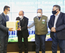 O secretário de Estado da Saúde, Beto Preto acompanha o ministro da Saúde, Marcelo Queiroga, nesta terça-feira (20) na Itaipu Binacional  em Foz do Iguaçu. Foto: Gilson Abreu/AEN