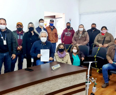 Sanepar leva água tratada para comunidade Córrego D Ouro em Califórnia
Convênio assinado com prefeitura de Califórnia resolve problema de abastecimento na Comunidade Córrego D’Ouro

Foto: Sanepar

