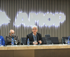 Na quarta-feira (21), em Cascavel, foi lançado o ?Manual do Secretário?, cartilha produzida pela equipe do Instituto de Desenvolvimento Rural do Paraná Iapar-Emater (IDR-Paraná) da região. O objetivo é orientar secretários municipais da Agricultura sobre a estrutura, ações e programas da Secretaria de Estado da Agricultura e do Abastecimento, vinculadas e demais órgãos que atuam no desenvolvimento do setor e apoio aos municípios.  -  Curitiba, 21/07/2021   -  Foto: Gisele Barão