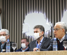 Na quarta-feira (21), em Cascavel, foi lançado o ?Manual do Secretário?, cartilha produzida pela equipe do Instituto de Desenvolvimento Rural do Paraná Iapar-Emater (IDR-Paraná) da região. O objetivo é orientar secretários municipais da Agricultura sobre a estrutura, ações e programas da Secretaria de Estado da Agricultura e do Abastecimento, vinculadas e demais órgãos que atuam no desenvolvimento do setor e apoio aos municípios.  -  Curitiba, 21/07/2021   -  Foto: Gisele Barão