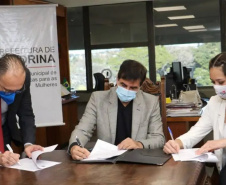 Acordo de Cooperação assinado nesta quinta-feira (22) entre representantes da Prefeitura de Londrina, Universidade Tecnológica Federal do Paraná (UTFPR) com a UEL resultou na estruturação e implantação do Observatório da Violência contra as Mulheres, que vai funcionar atrelado à Secretária Municipal de Políticas para as Mulheres auxiliando no planejamento de políticas públicas