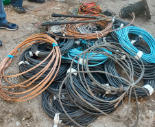 Um casal foi preso e cerca de 600 quilos de fios metálicos apreendidos durante uma ação integrada entre as forças de segurança pública e Coordenada pela Polícia Civil do Paraná. Denominada Operação Metal Nobre III, a ação que aconteceu nesta quinta-feira (22/07), contou com a Polícia Militar, a Guarda Municipal de Curitiba e outros órgão municipais e apoio da Copel e da Sanepar. -  Curitiba, 23/07/2021  -  Foto: SESP-PR